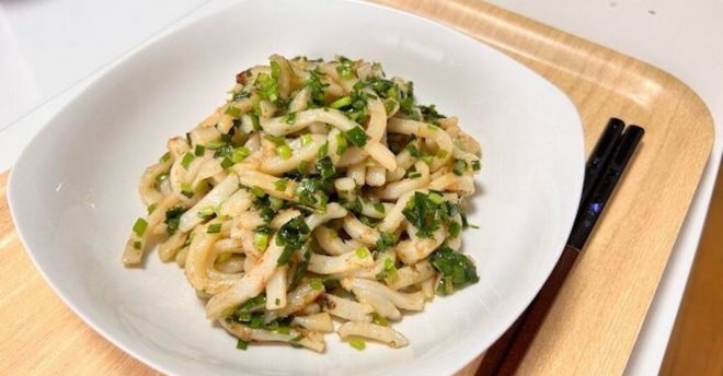 【にらだけ】絶品レシピに胃袋キュー！　【にらだけ炒めうどん】濃厚な香りにノックアウト