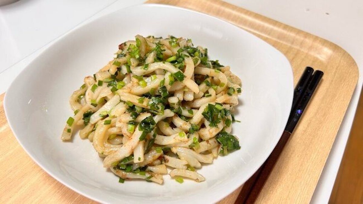 【にらだけ】絶品レシピ！　ニラとごま油の濃厚な香りに胃袋キュー【にらだけ炒めうどん】の画像1