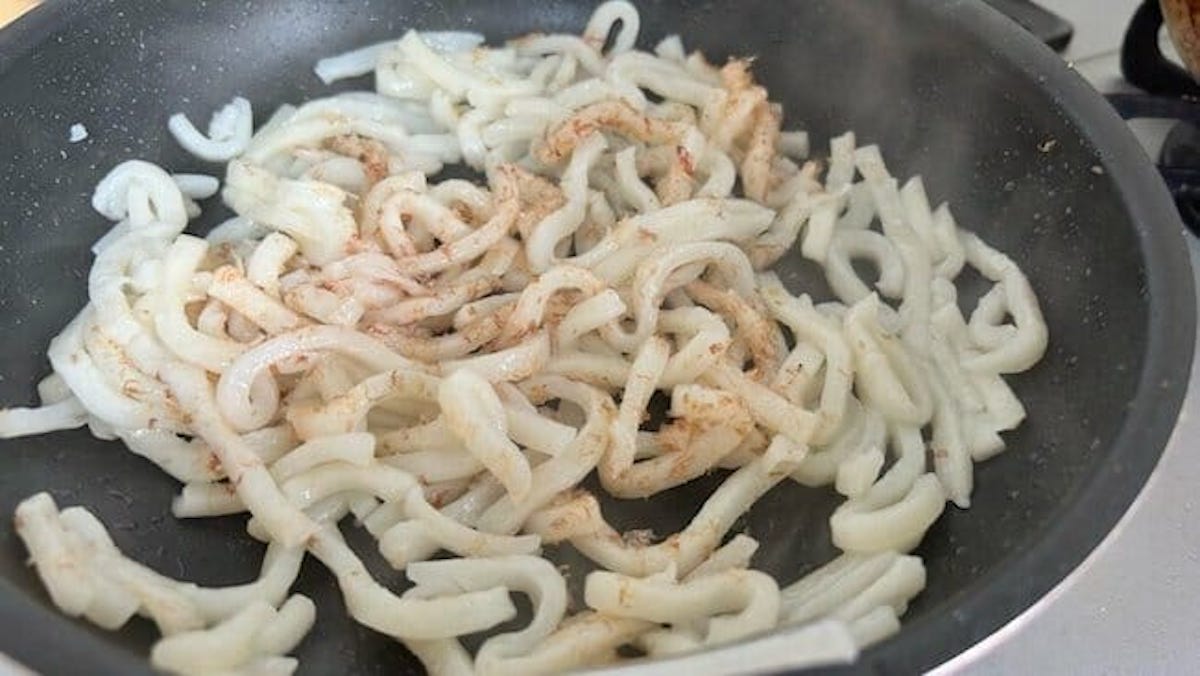 【にらだけ】絶品レシピ！　ニラとごま油の濃厚な香りに胃袋キュー【にらだけ炒めうどん】の画像4