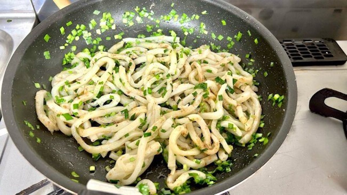 【にらだけ】絶品レシピ！　ニラとごま油の濃厚な香りに胃袋キュー【にらだけ炒めうどん】の画像5