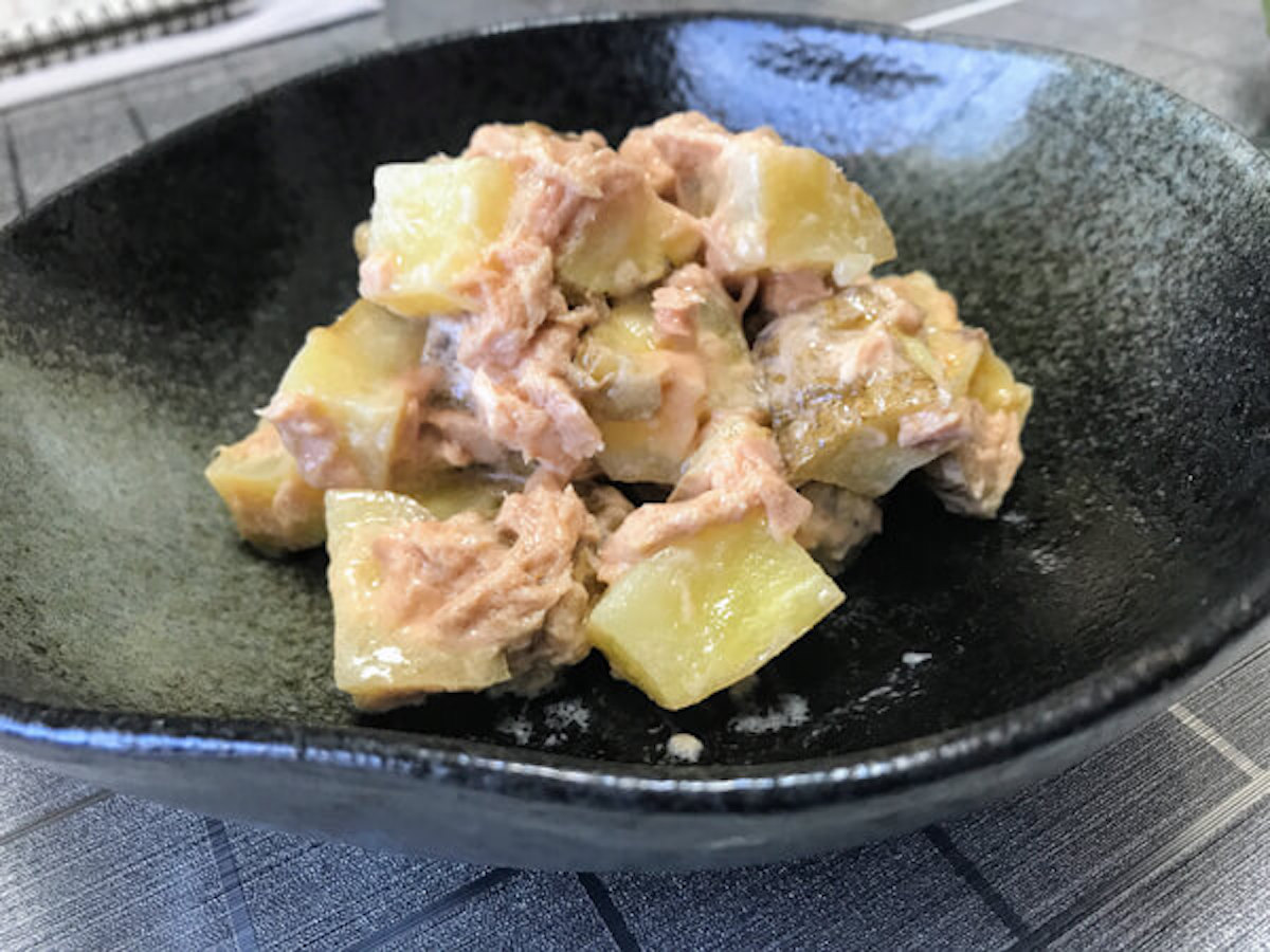 【皮付きイモをレンチンしただけ】家族が爆食、「ジャガイモのオーロラソース和え」レシピの画像1