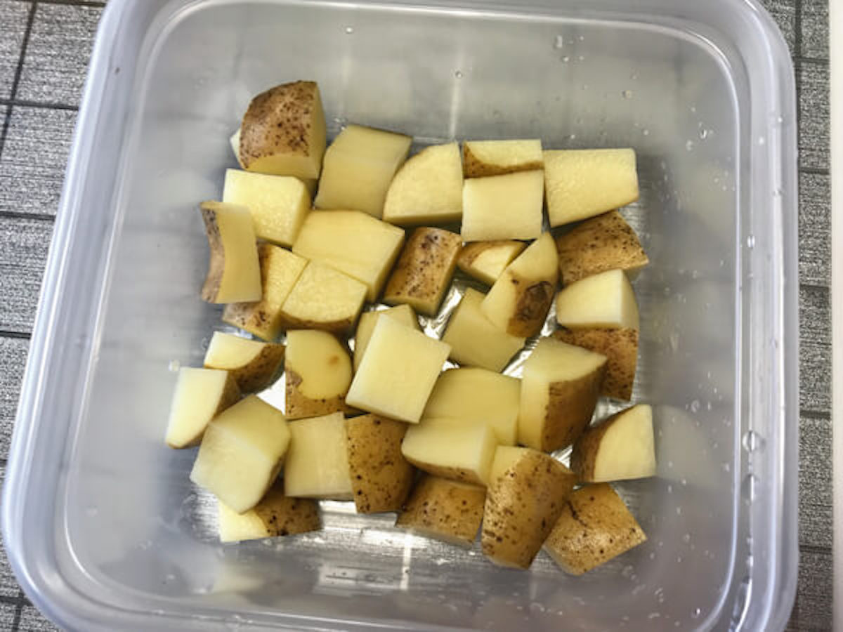 【皮付きイモをレンチンしただけ】家族が爆食、「ジャガイモのオーロラソース和え」レシピの画像3