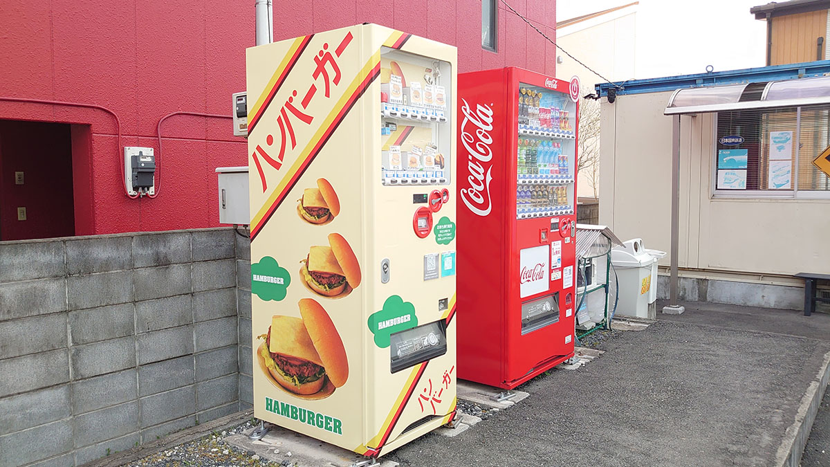 【自販機グルメ】埼玉「テラバーガー」2号店も登場！　390円「肉厚ジューシーなパテ」に驚がく！の画像3