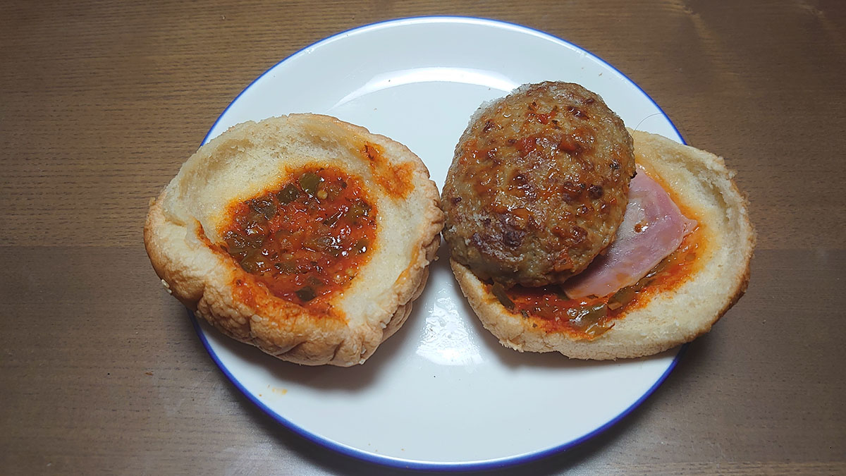 【自販機グルメ】埼玉「テラバーガー」2号店も登場！　390円「肉厚ジューシーなパテ」に驚がく！の画像18