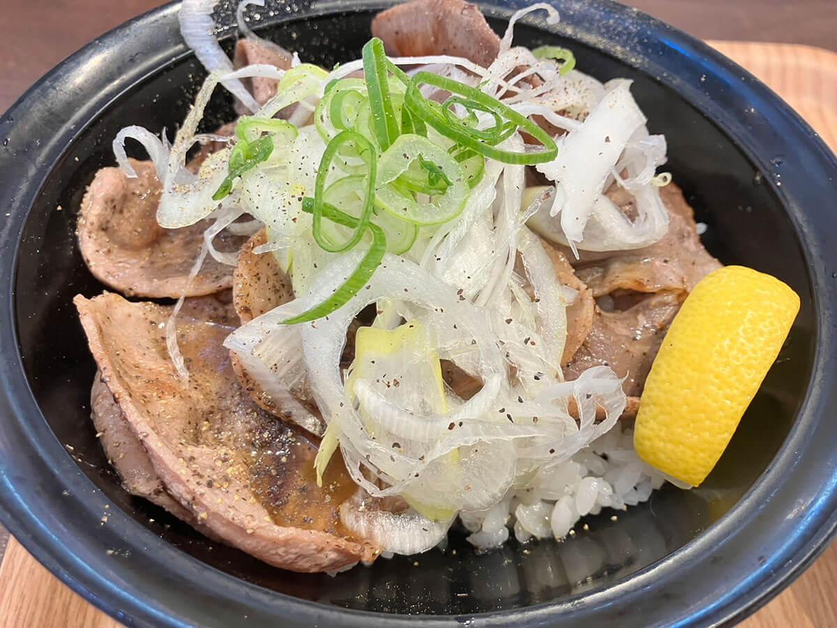【牛角】のフードコート専門焼肉店とは？　「牛カルビ定食」に困惑……でも「豚タン丼」はおいしい！の画像6