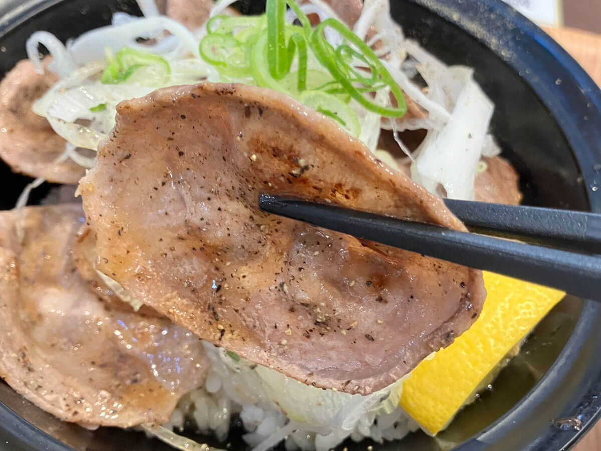 【牛角】のフードコート専門焼肉店とは？　「牛カルビ定食」に困惑……でも「豚タン丼」はおいしい！の画像7