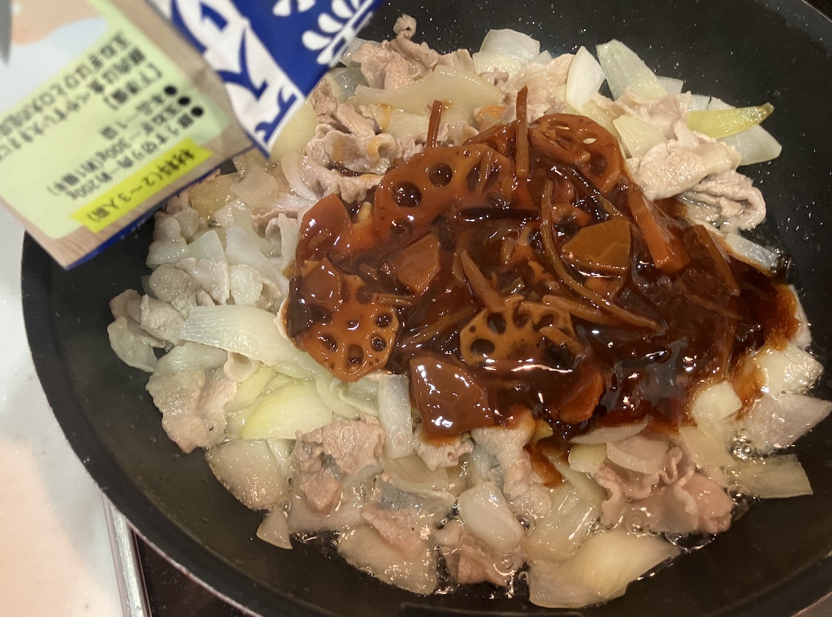 【豚肉・玉ねぎだけ】「黒酢あんかけの素」◎円が最強！　“具入り”の量がレベチで驚がくの画像4