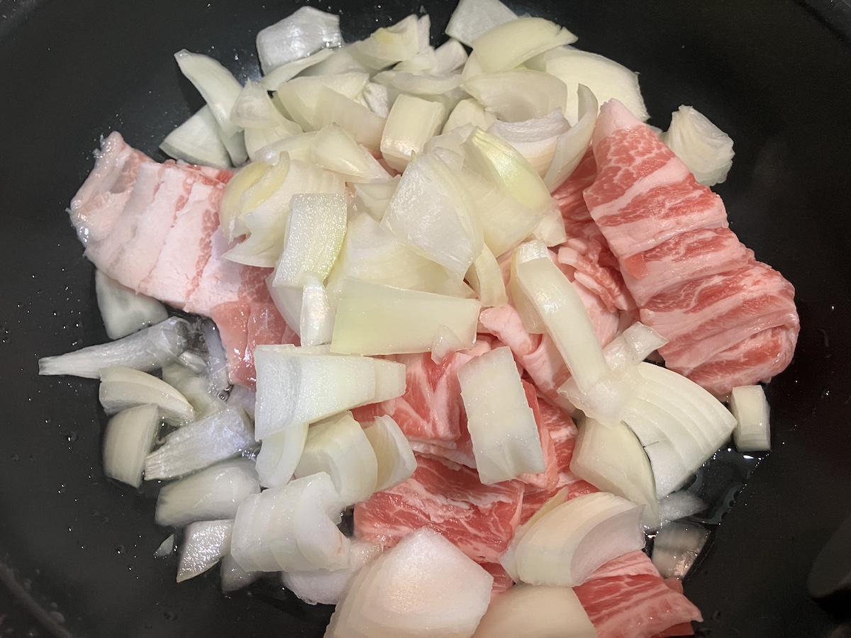 【豚肉・玉ねぎだけ】「黒酢あんかけの素」◎円が最強！　“具入り”の量がレベチで驚がくの画像3