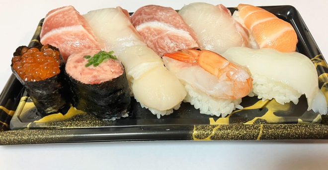 【スーパーのパック寿司まとめ】「角上魚類」10貫1300円、「バロー」まぐろ握りなど9品実食！　ロピアの実力は？