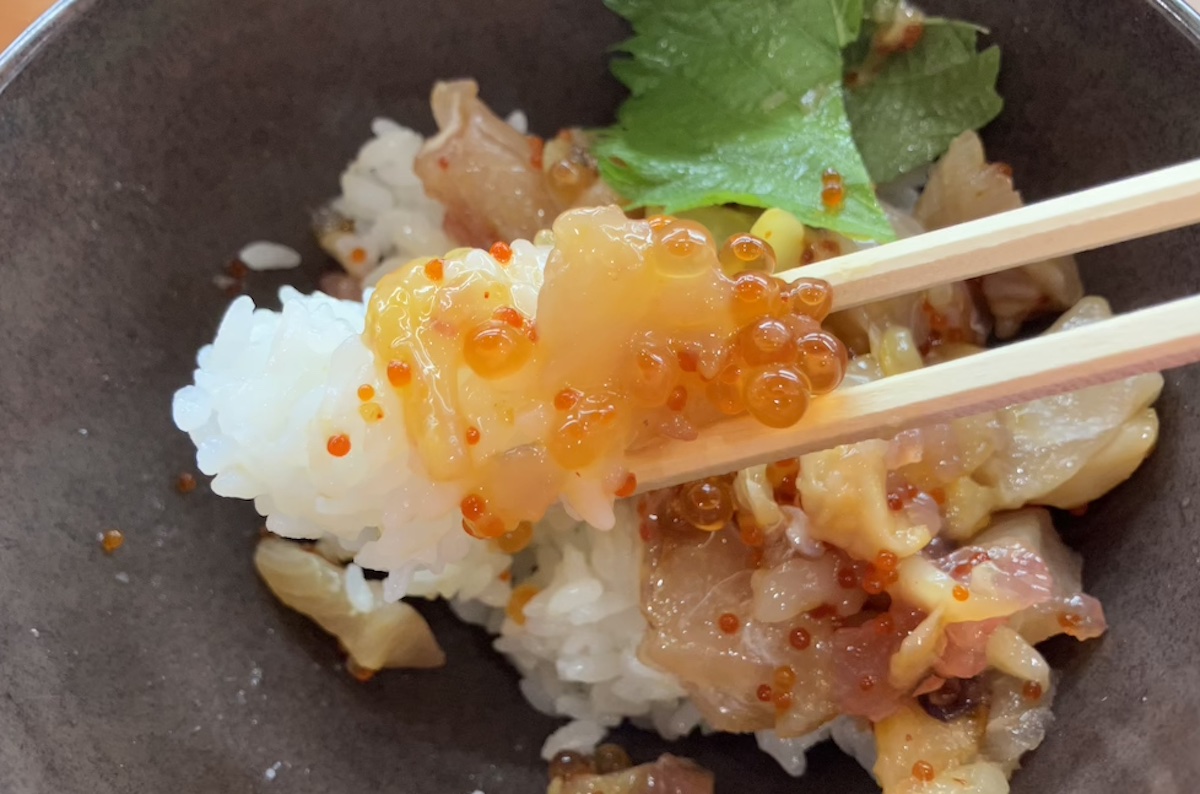 【くら寿司】ランチ600円「旬の海鮮丼」、食べてびっくりユッケ風！　トロッと絡むタレがたまらないの画像9