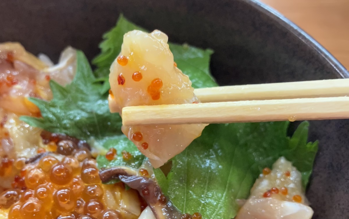 【くら寿司】ランチ600円「旬の海鮮丼」、食べてびっくりユッケ風！　トロッと絡むタレがたまらないの画像7