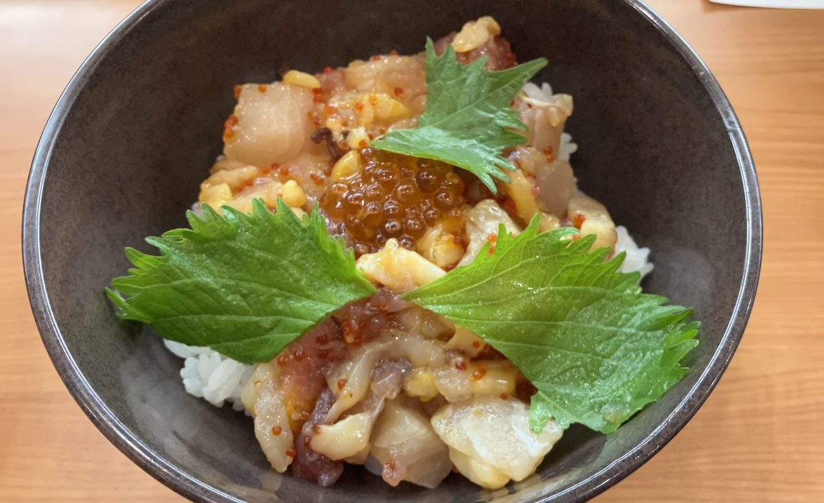 【くら寿司】ランチ600円「旬の海鮮丼」、食べてびっくりユッケ風！　トロッと絡むタレがたまらないの画像4