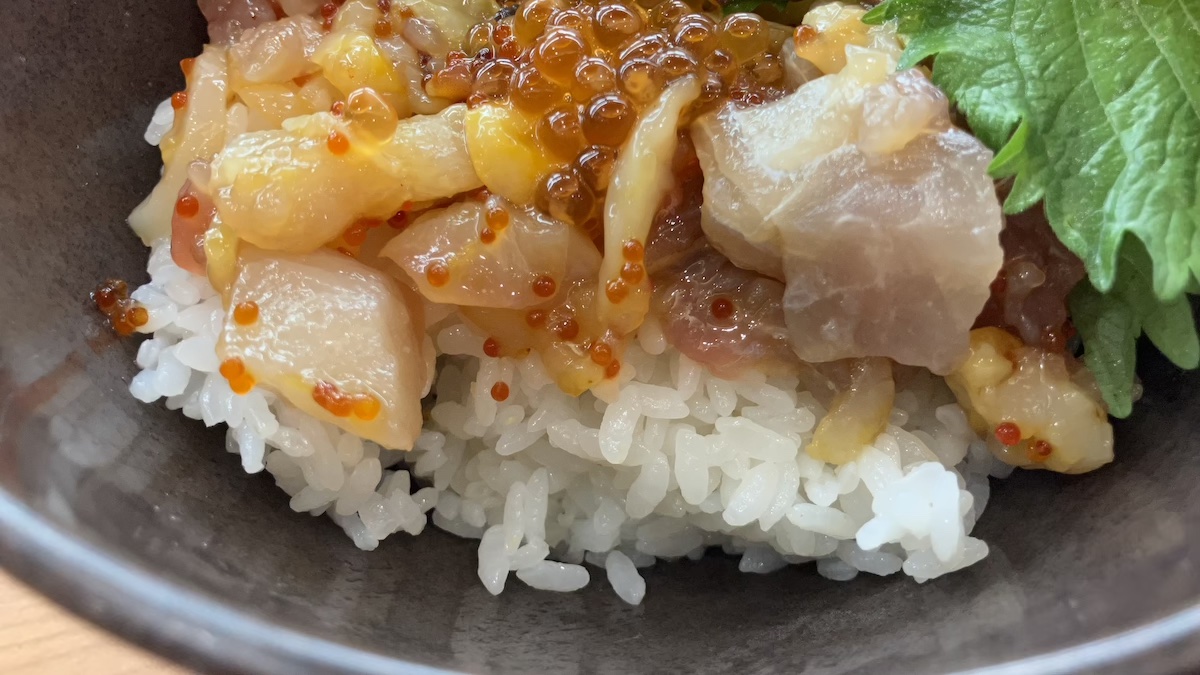 【くら寿司】ランチ600円「旬の海鮮丼」、食べてびっくりユッケ風！　トロッと絡むタレがたまらないの画像8
