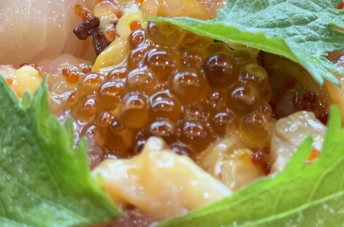 【くら寿司】ランチ600円「旬の海鮮丼」、食べてびっくりユッケ風！　トロッと絡むタレがたまらないの画像5