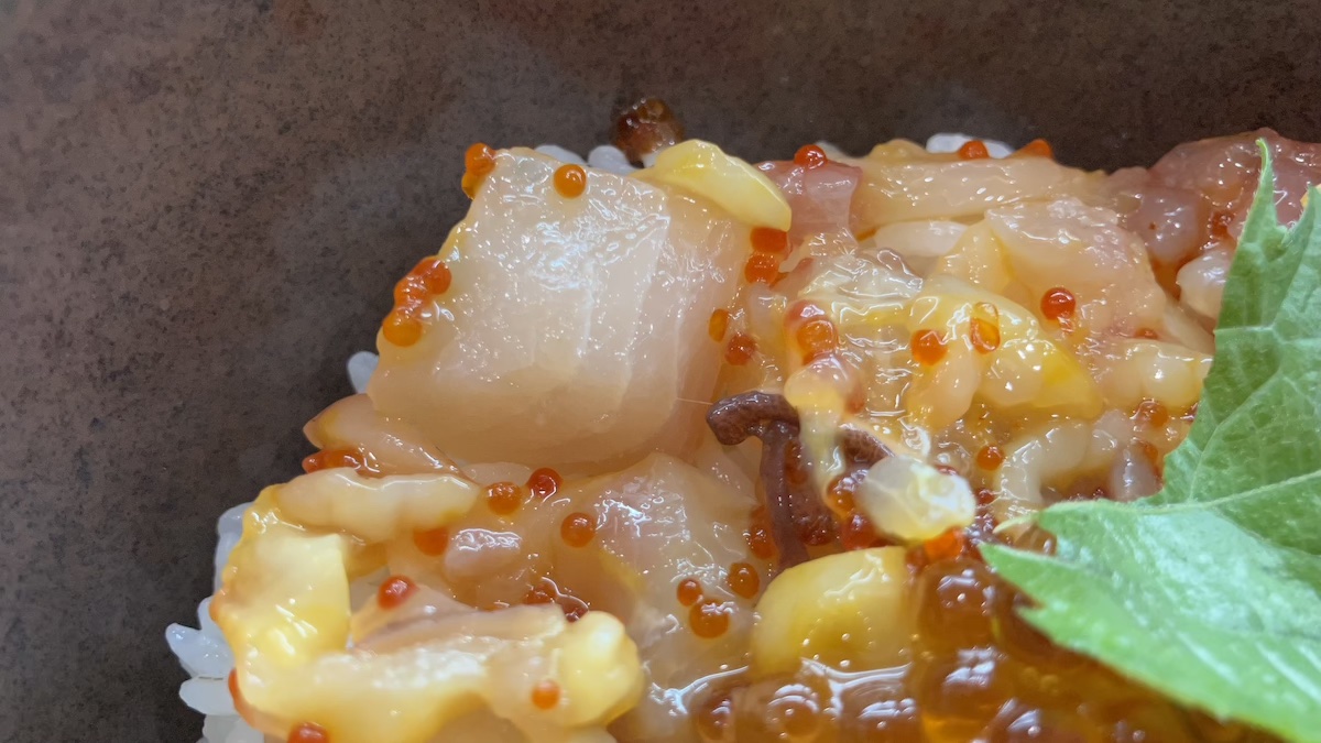 【くら寿司】ランチ600円「旬の海鮮丼」、食べてびっくりユッケ風！　トロッと絡むタレがたまらないの画像6