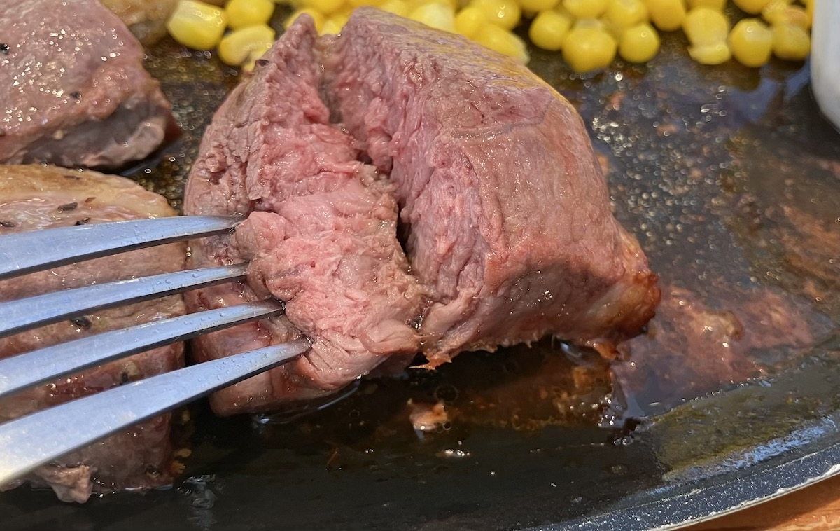 【サイゼリヤ】新メニュー1090円「ラムのランプステーキ」、　肉厚ジューシーでビックリ!!　やみつきスパイスで大満足の画像5