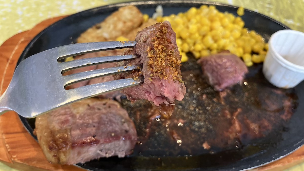 【サイゼリヤ】新メニュー1090円「ラムのランプステーキ」、　肉厚ジューシーでビックリ!!　やみつきスパイスで大満足の画像7