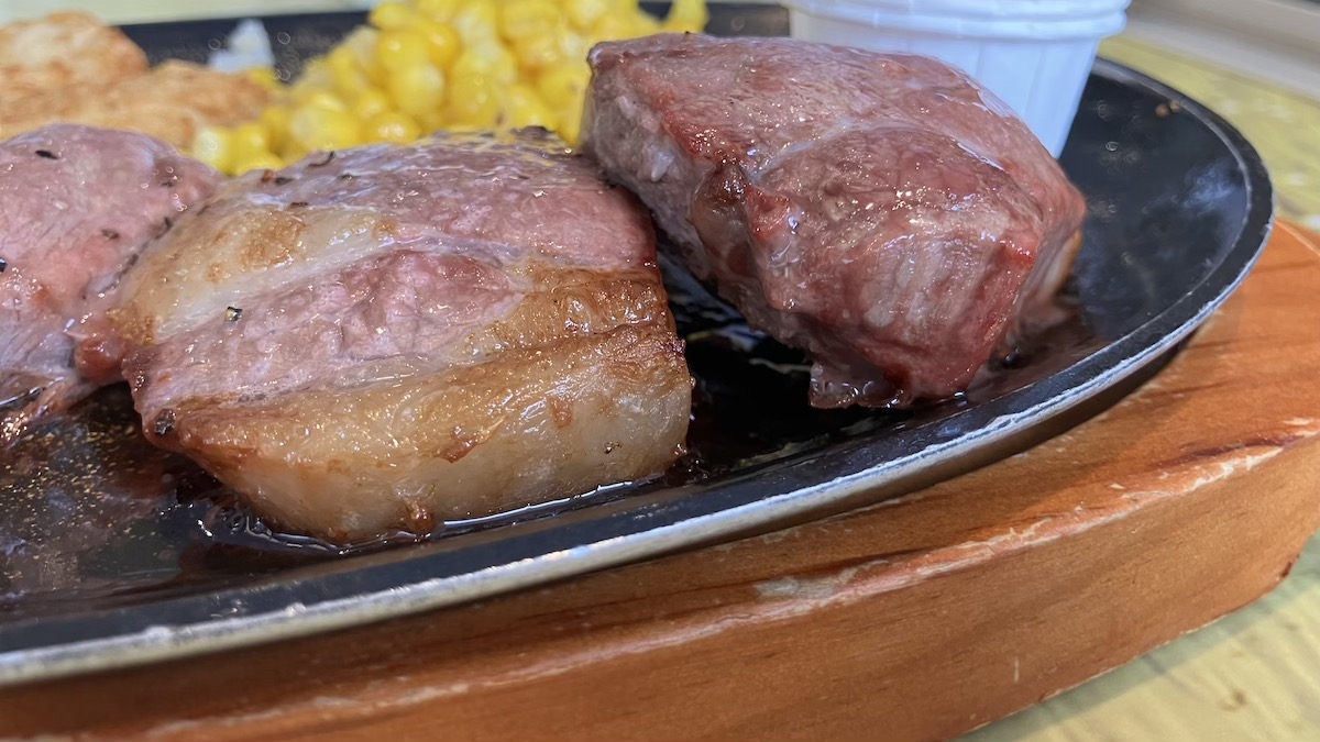 【サイゼリヤ】新メニュー1090円「ラムのランプステーキ」、　肉厚ジューシーでビックリ!!　やみつきスパイスで大満足の画像3