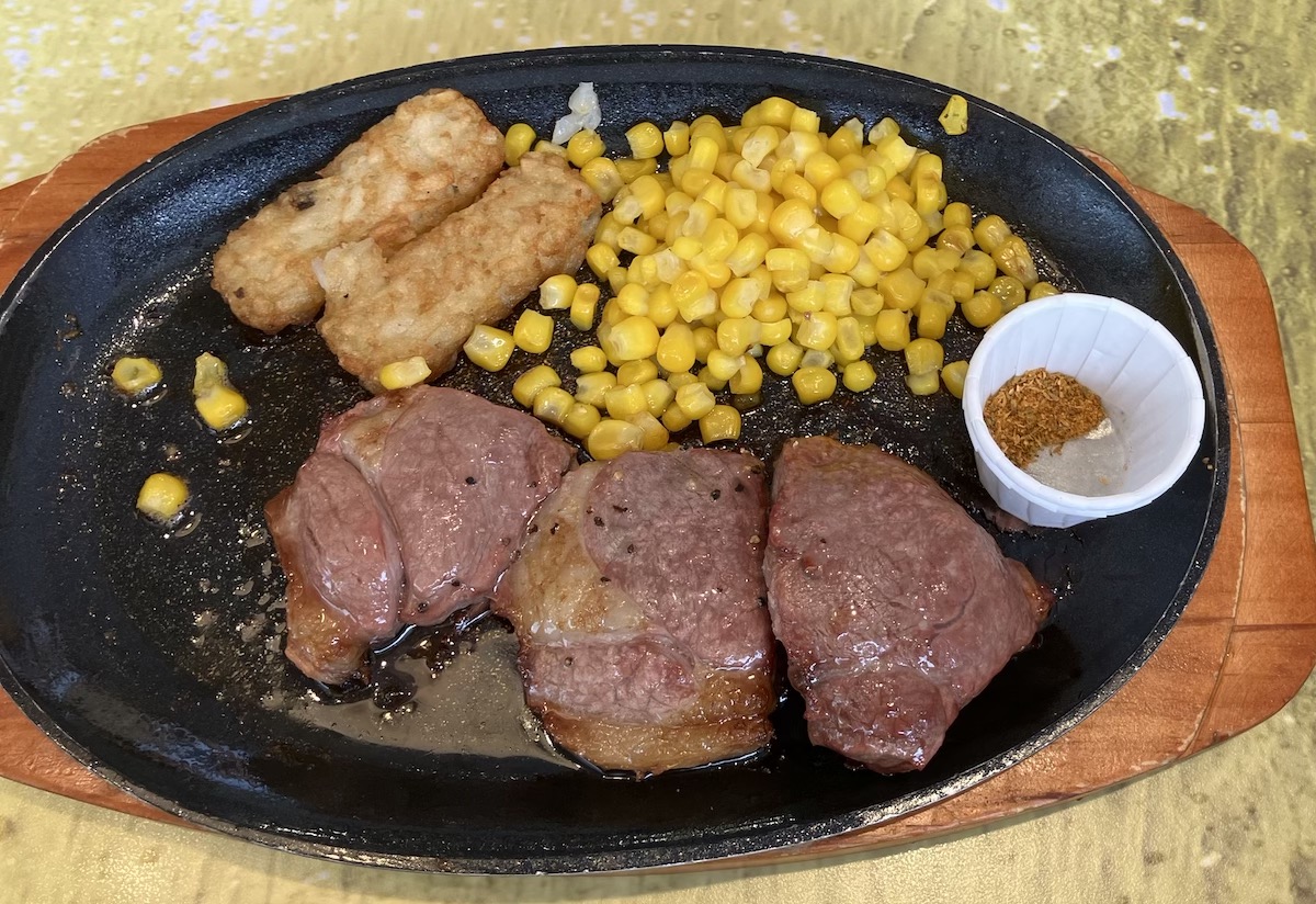 【サイゼリヤ】新メニュー1090円「ラムのランプステーキ」、　肉厚ジューシーでビックリ!!　やみつきスパイスで大満足の画像2