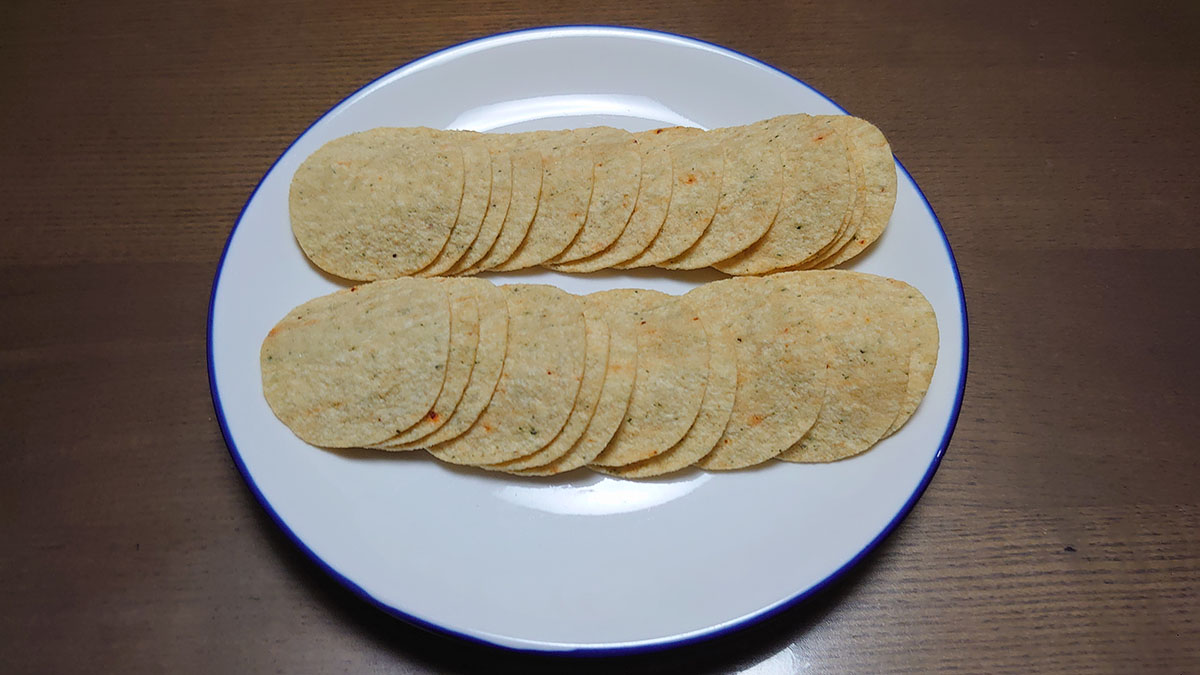 【トップバリュ】プリングルズ系「ポテトチップス」5品を実食！　ジャンクな「サワークリームオニオン味」に大満足の画像4