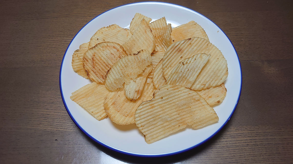 【トップバリュ】歯の調子が悪い人は気を付けて！　321円「グルメポテトチップス」かなりの“ガチガチ食感”！の画像9