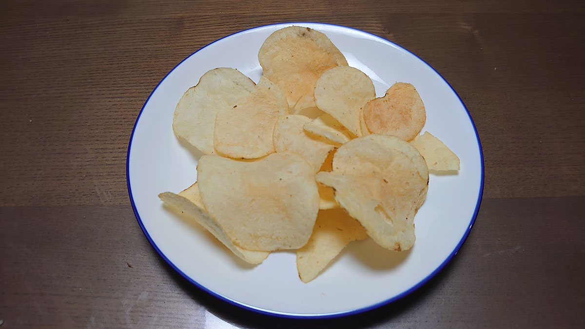 「カルビーより濃厚！」【トップバリュ】安い「ポテトチップス」4品実食、ベストワンは？の画像17