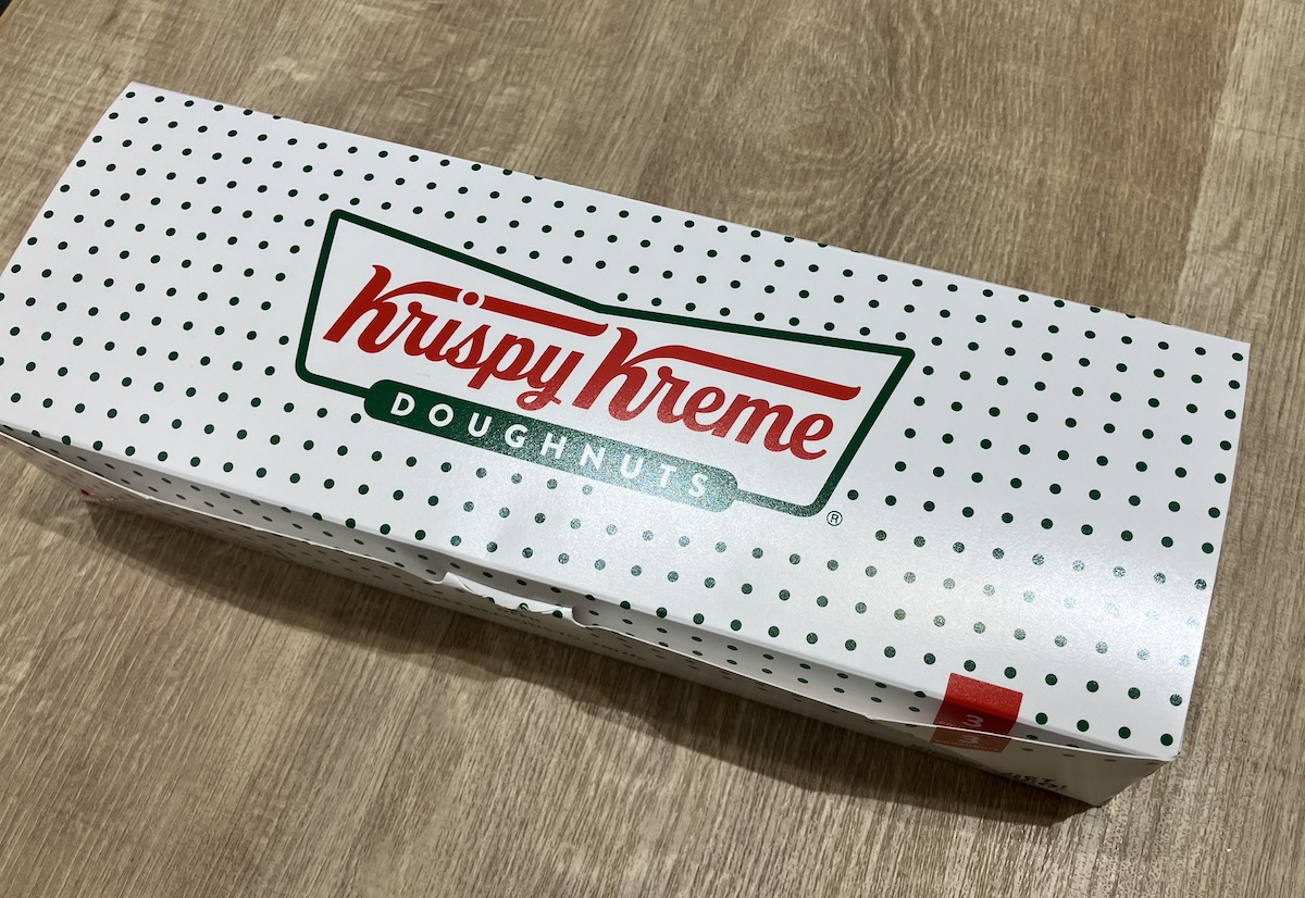 「これはオシャレ！」【クリスピー・クリーム・ドーナツ】356円「ピーチ烏龍」食べたら、バラの花びらにビックリ！の画像1