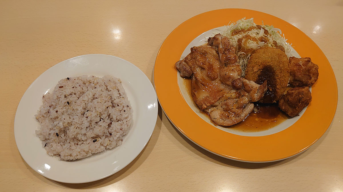 【ジョナサン】日替わりランチ「金曜メニュー」を実食！　グリルチキンがご飯のお供に最適！の画像6