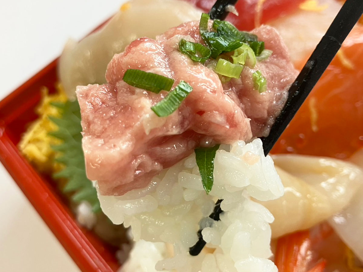 【角上魚類】950円「海鮮丼」多幸感がすごい！　うにやいくらなど10種類ドーン、太っ腹すぎる！の画像15