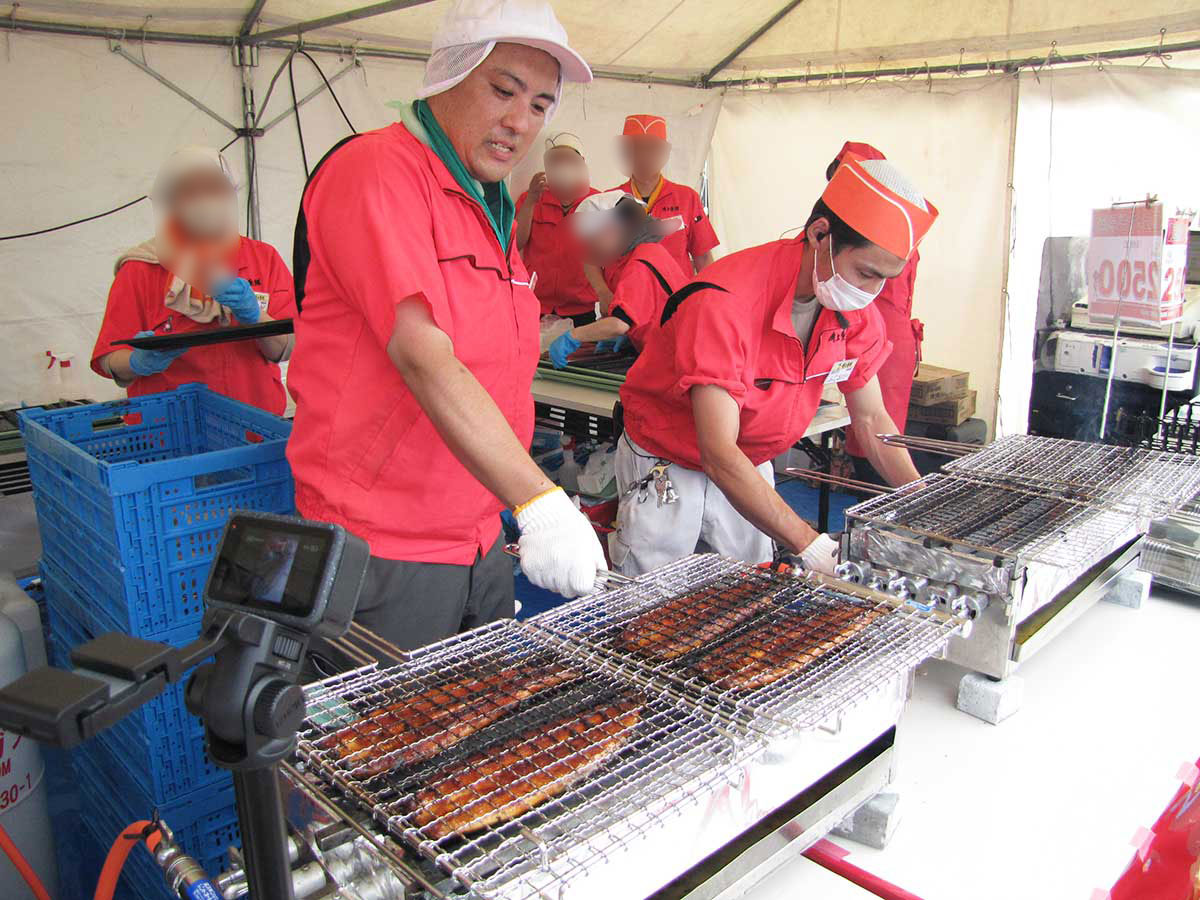 【角上魚類】土用の丑の日に行ったら、ド迫力！　8年ぶり復活“うなぎ焼き立て販売”が「う……うますぎる！」　の画像1