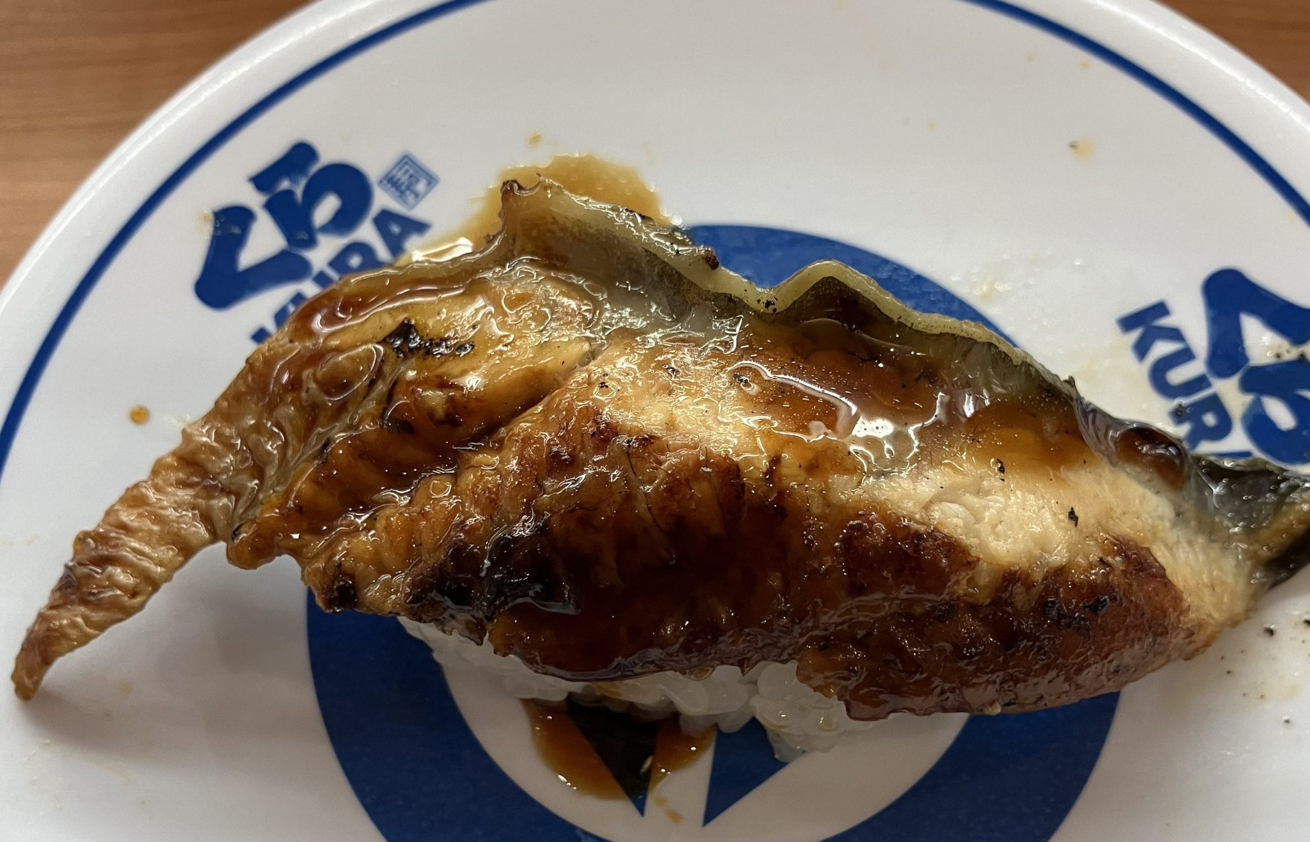 【くら寿司】ランチ830円「うな丼」、食べたら意外なおいしさ！　うなぎのタレかけ放題で最高！の画像11