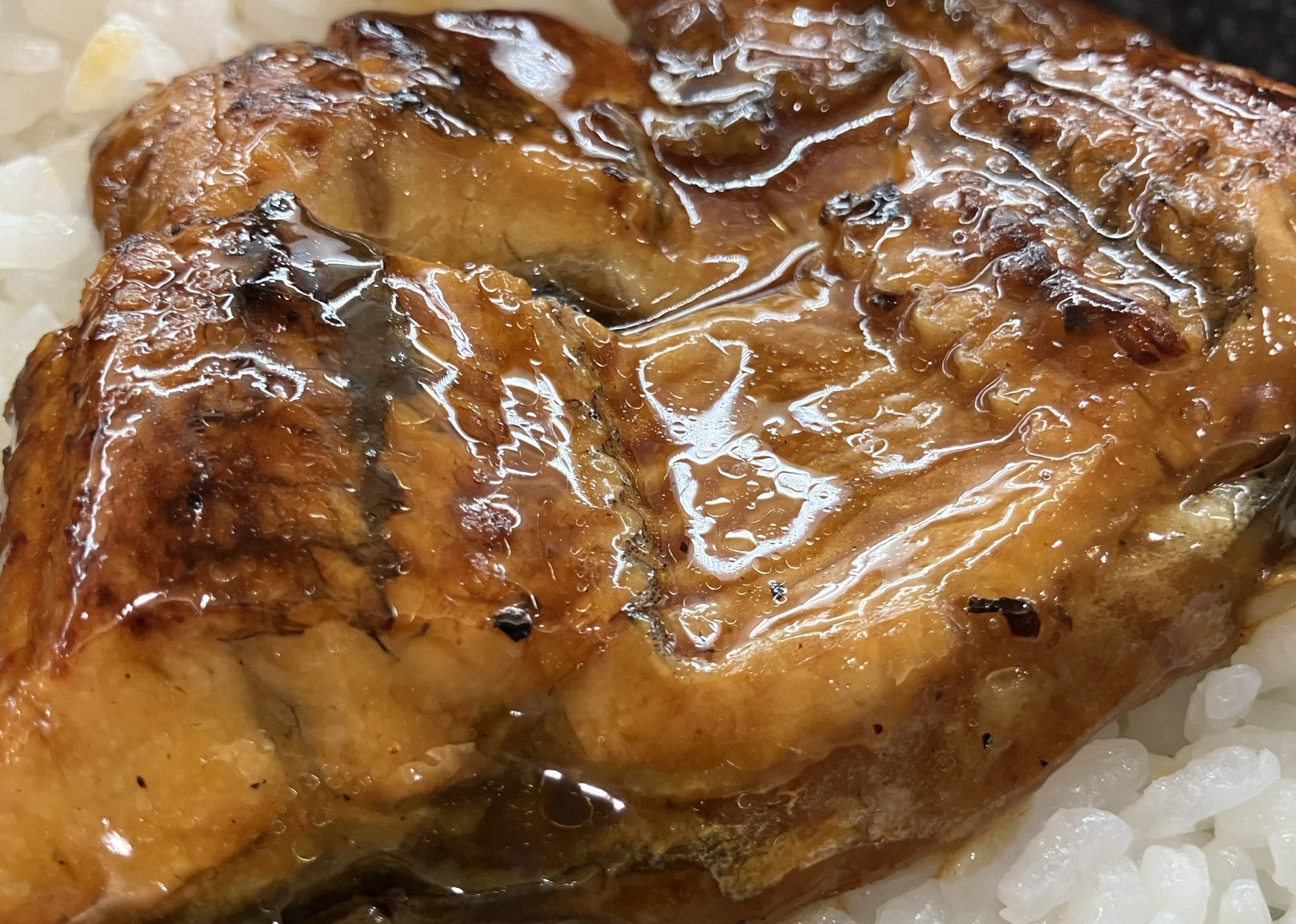 【くら寿司】ランチ830円「うな丼」、食べたら意外なおいしさ！　うなぎのタレかけ放題で最高！の画像4