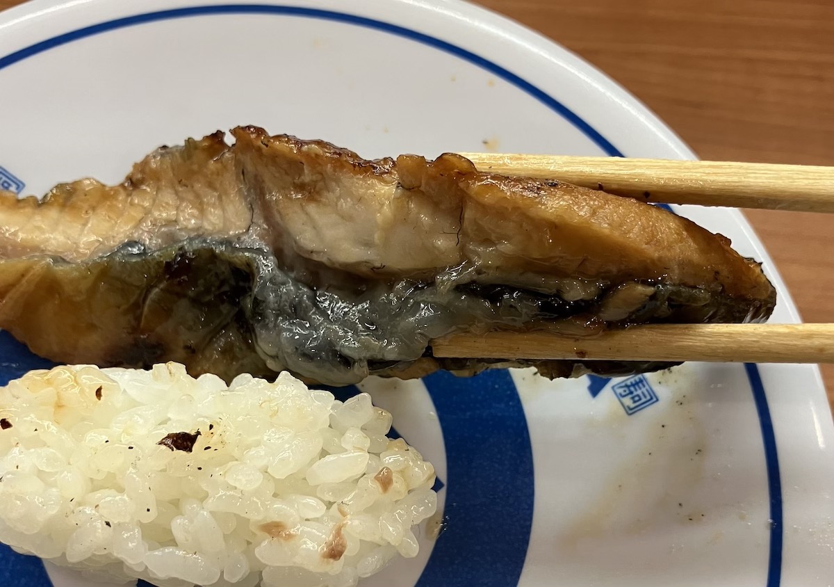 【くら寿司】ランチ830円「うな丼」、食べたら意外なおいしさ！　うなぎのタレかけ放題で最高！の画像10