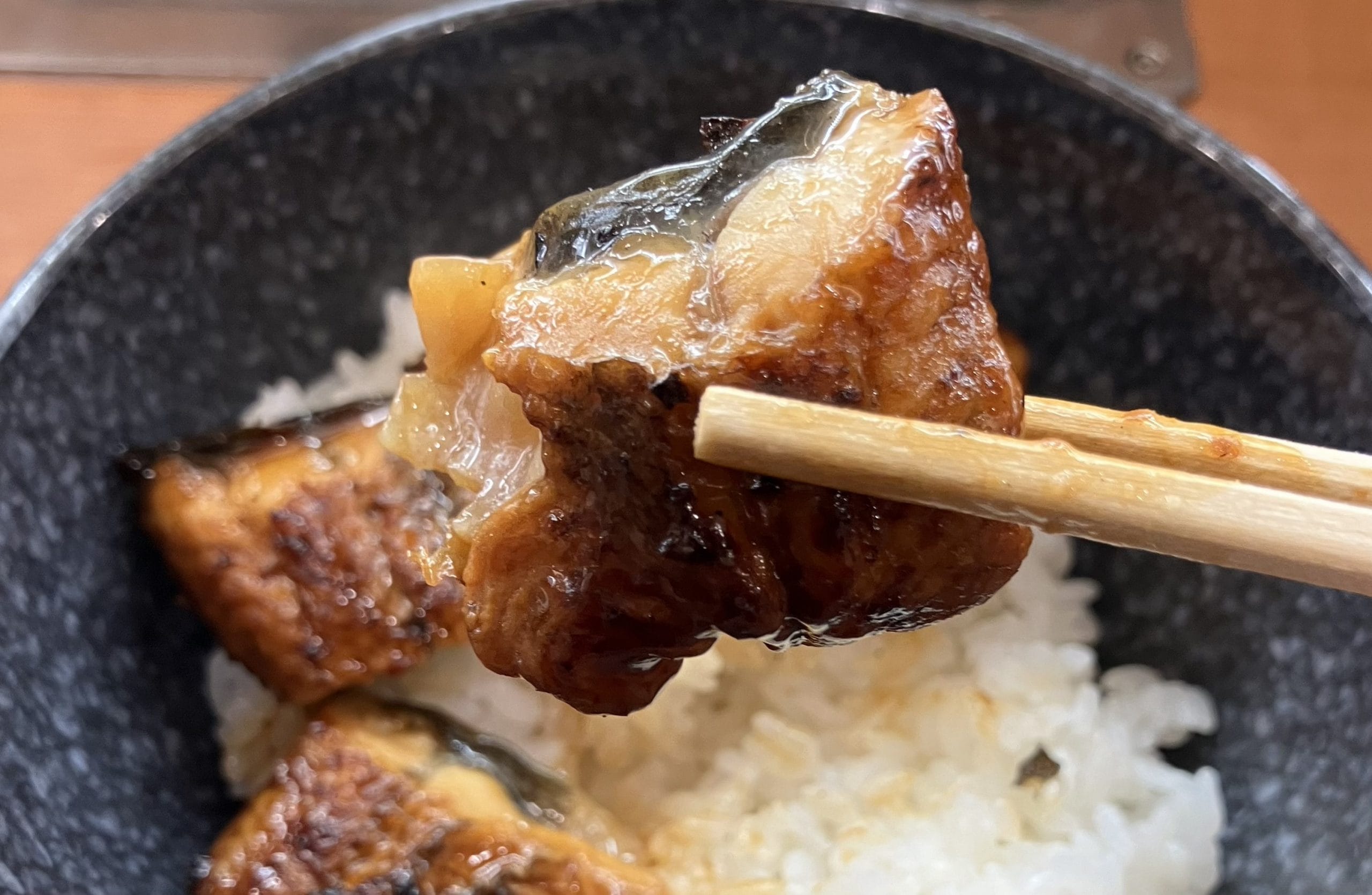【くら寿司】ランチ830円「うな丼」、食べたら意外なおいしさ！　うなぎのタレかけ放題で最高！の画像5