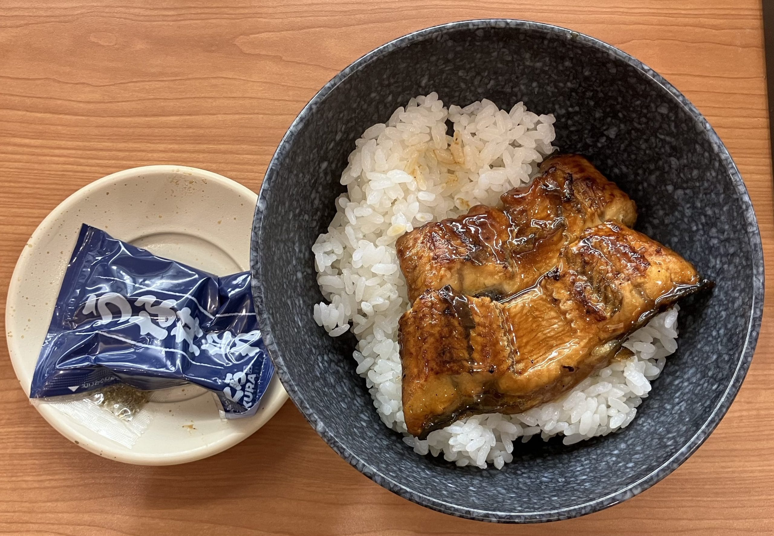 【くら寿司】ランチ830円「うな丼」、食べたら意外なおいしさ！　うなぎのタレかけ放題で最高！の画像2