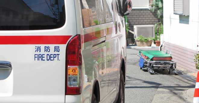 団地一人暮らし、高齢男性が「脱水症」で倒れた！　ベランダまで匍匐前進して……