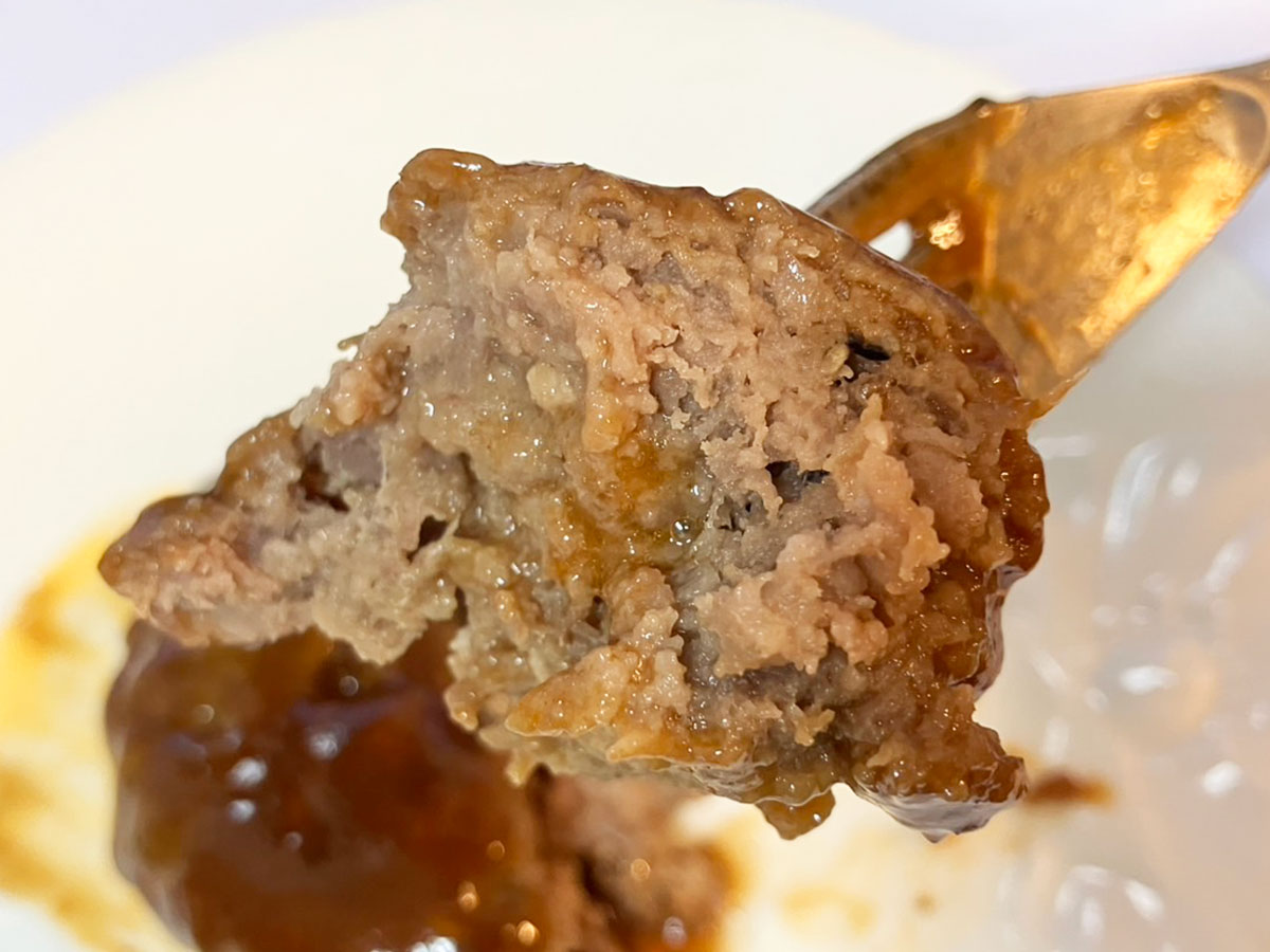 【ロピア】3個753円「煮込みハンバーグ」は独特な食感がおもしろい!?　ソースでごはんが進む！の画像1
