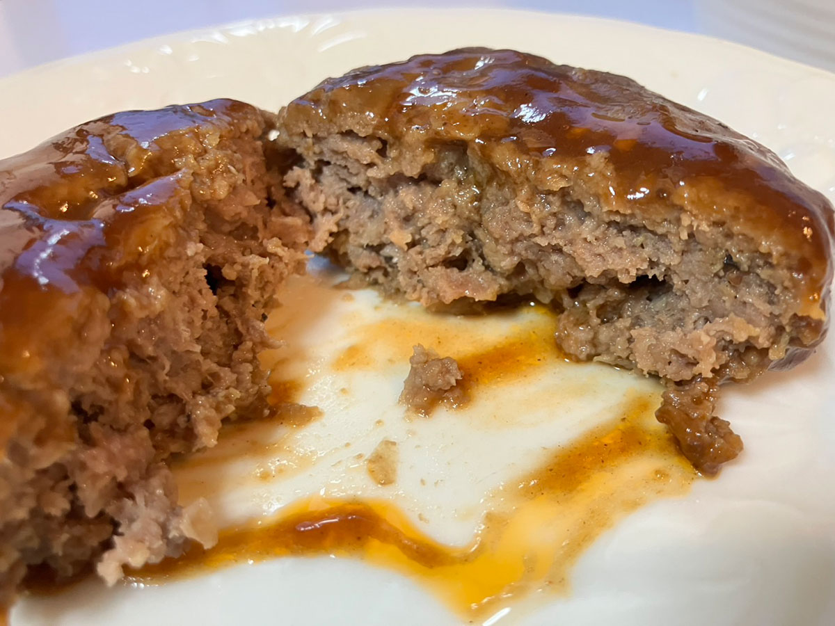 【ロピア】3個753円「煮込みハンバーグ」は独特な食感がおもしろい!?　ソースでごはんが進む！の画像1