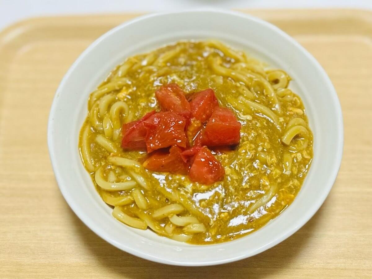 13万人の保存レシピ【中毒トマたまカレーうどん】作ったら、見た目地味でも味に感動！の画像1