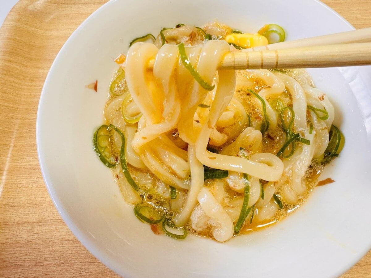 「週5で夜食にしたいうまさ！」リュウジ【わさびバター釜玉ズボラうどん】作ったら脱帽！の画像4