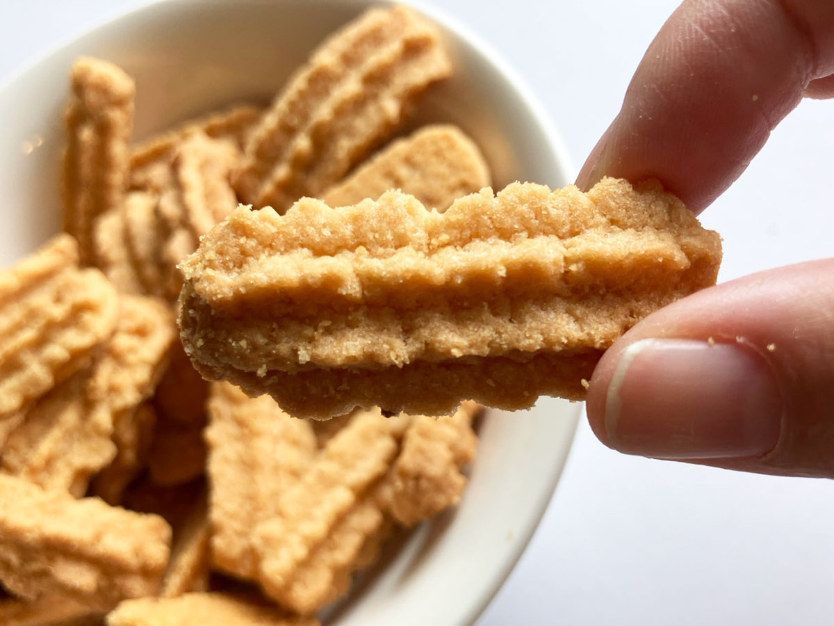 Netflixコラボ菓子「生々しくて大興奮！」【ドン・キホーテ】862円「エビの頭揚げ」の味は？　の画像16