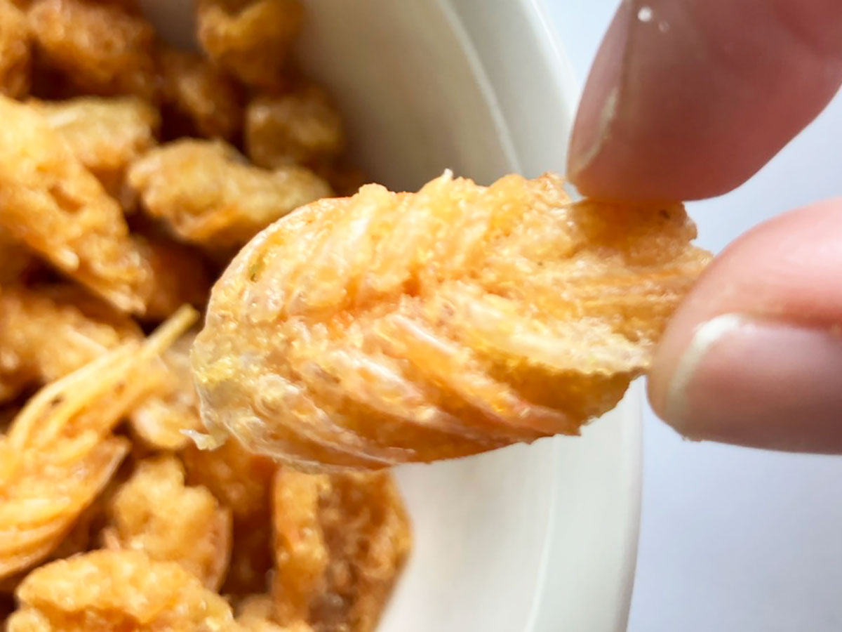 Netflixコラボ菓子「生々しくて大興奮！」【ドン・キホーテ】862円「エビの頭揚げ」の味は？　の画像10