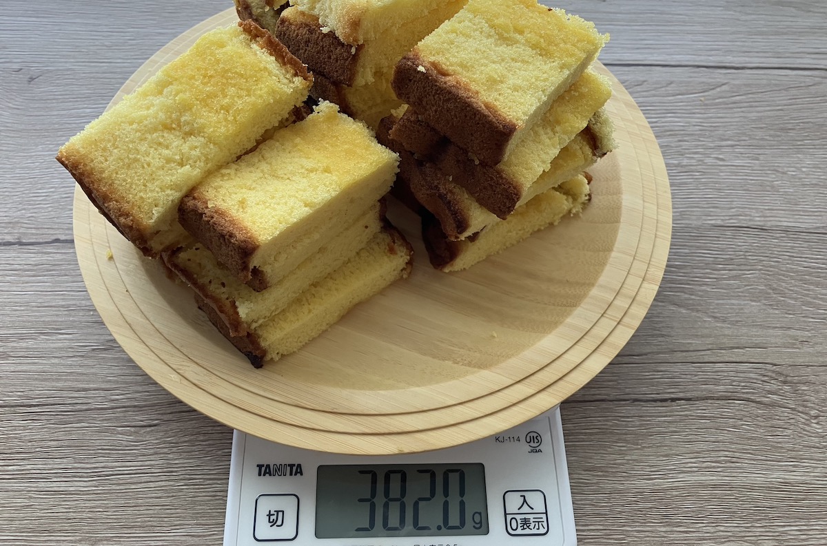 工場直売店【文明堂】673円「カステラ切り落とし」買ったら仰天！　「まだ入ってるの!?」大ボリュームすぎたの画像1