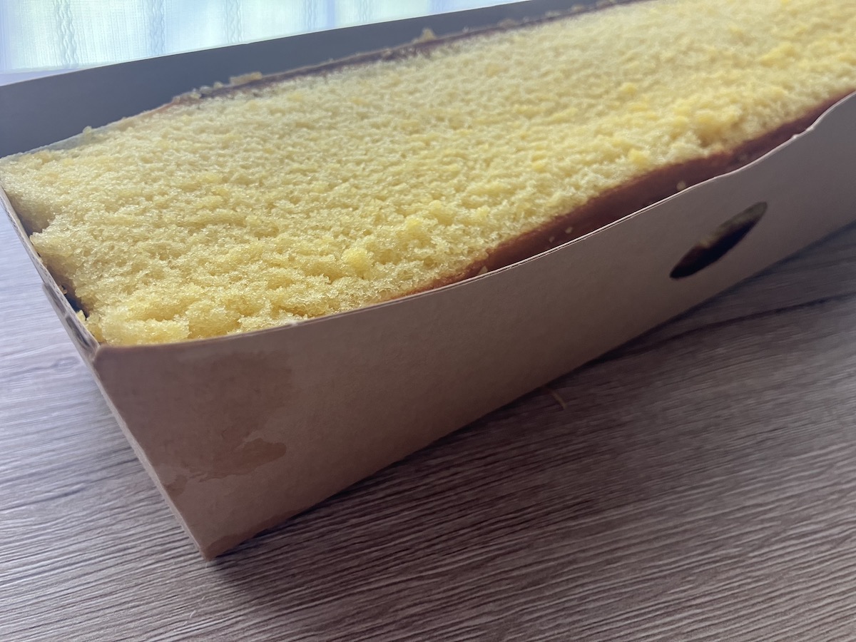 工場直売店【文明堂】673円「カステラ切り落とし」買ったら仰天！　「まだ入ってるの!?」大ボリュームすぎたの画像1