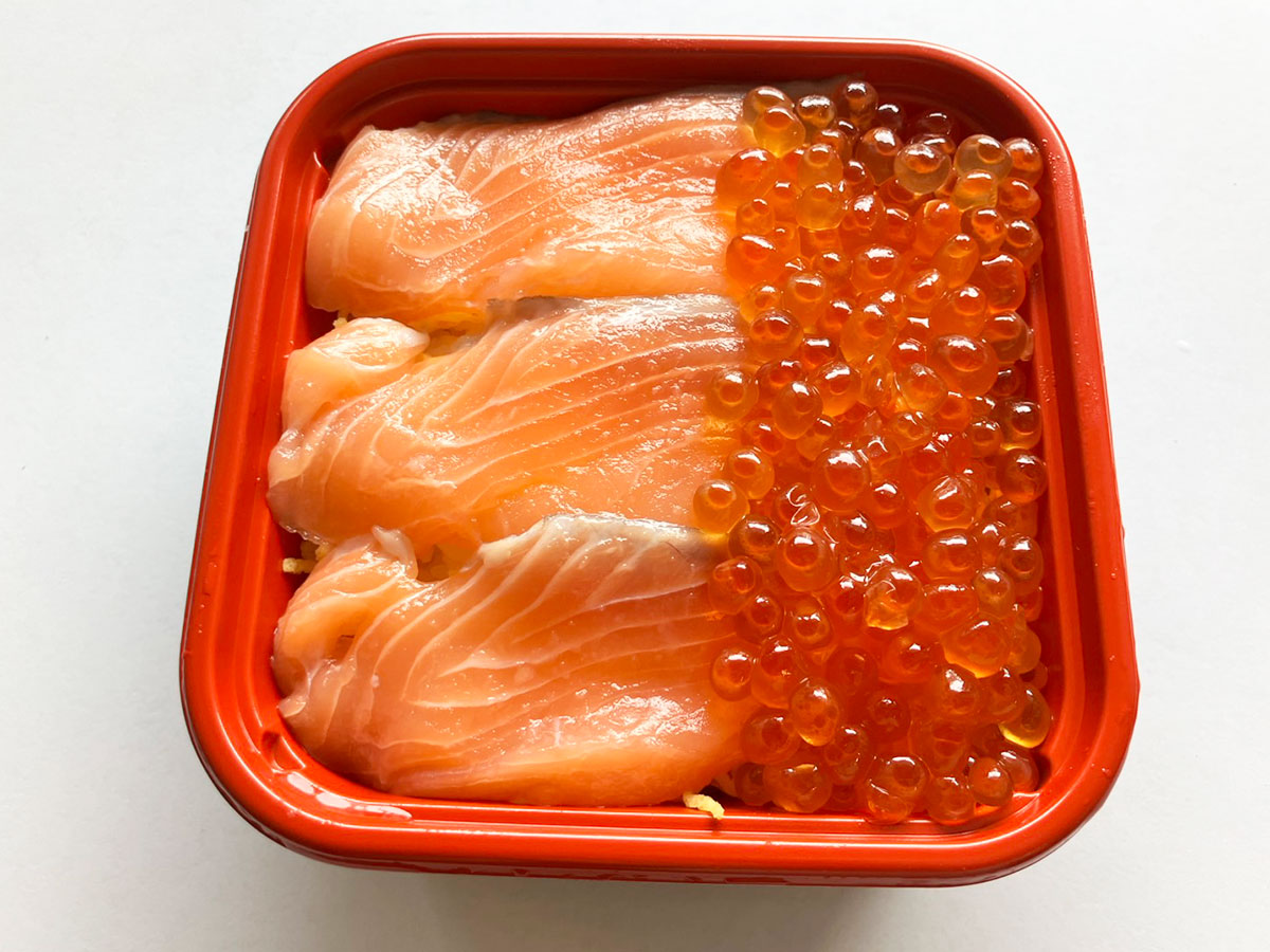 【角上魚類】700円「海鮮親子丼」プチプチはじけるいくらがたまらない！　「サーモンも厚くて大きい！」の画像4