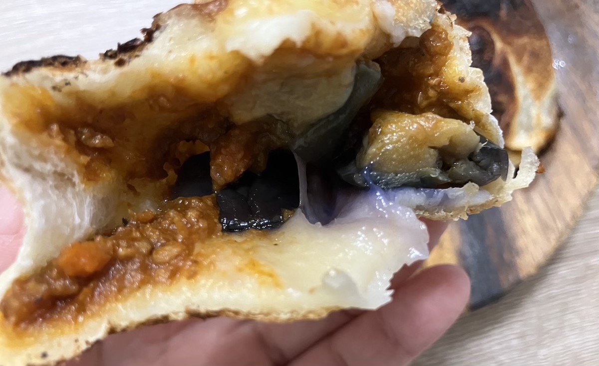 「具がみっちり！」【ライフ】「小麦の郷」376円「ハンバーガー」がちょうどいい！の画像11
