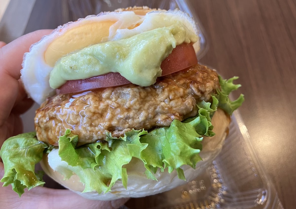 「具がみっちり！」【ライフ】「小麦の郷」376円「ハンバーガー」がちょうどいい！の画像6