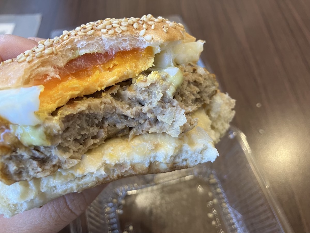 「具がみっちり！」【ライフ】「小麦の郷」376円「ハンバーガー」がちょうどいい！の画像7