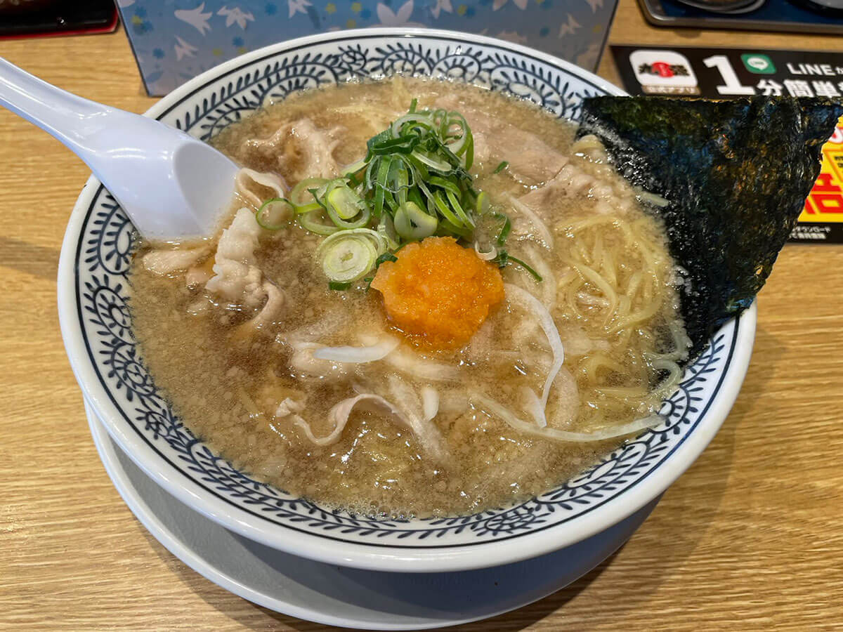 「焼肉きんぐ」の【丸源ラーメン】1045円「夏季限定メニュー」ファミリー層向けと舐めてかかって反省！　クセになる味！の画像2