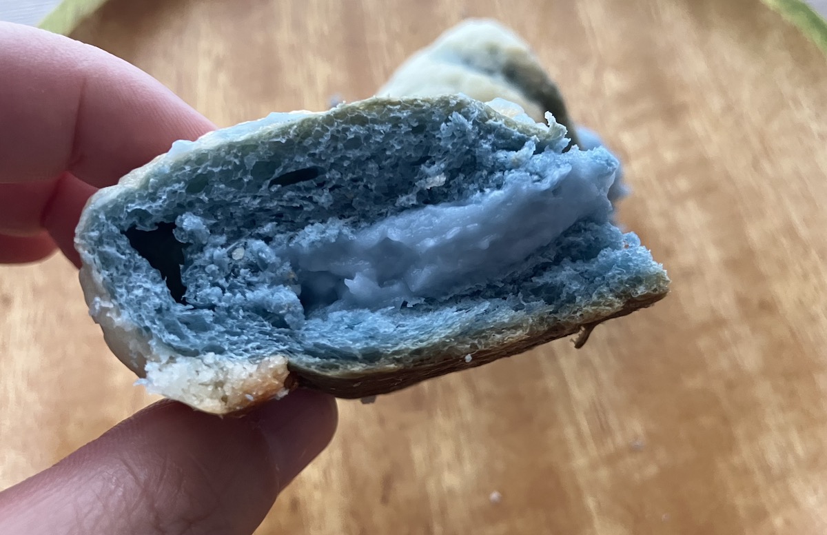 ヤバい見た目に戦慄！【オーケー】数量限定160円「ラムネメロンパン」、その味は？の画像8